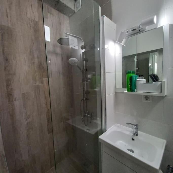 Lovely 1- Bedroom Condo Close To Downtown Escópia Exterior foto